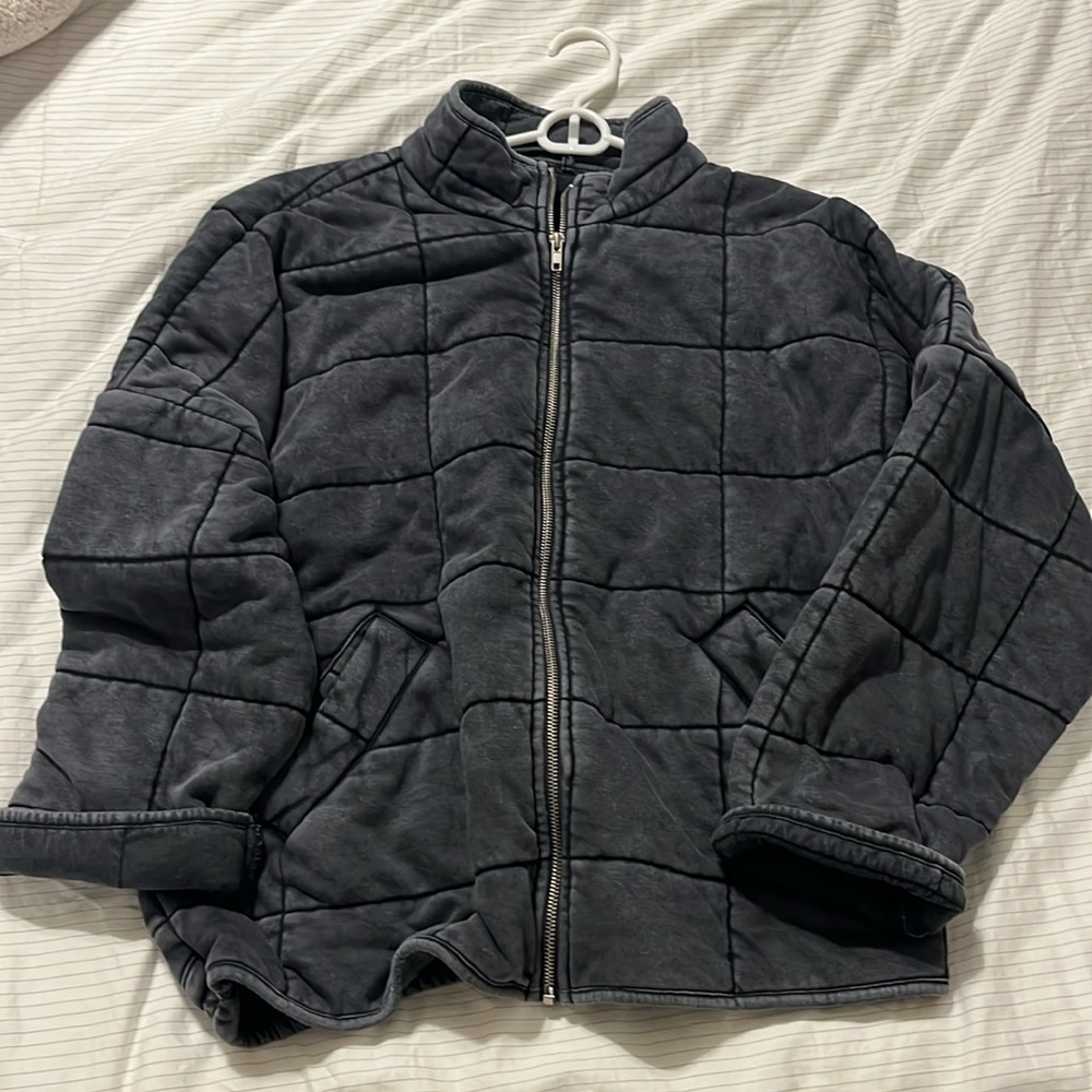 Quilted zip up jacket from Forever 21 in black. Size M
